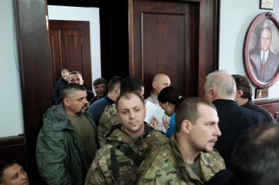 У Чернівецькій міськраді АТОшники заблокували вихід із сесійної зали (ВІДЕО)
