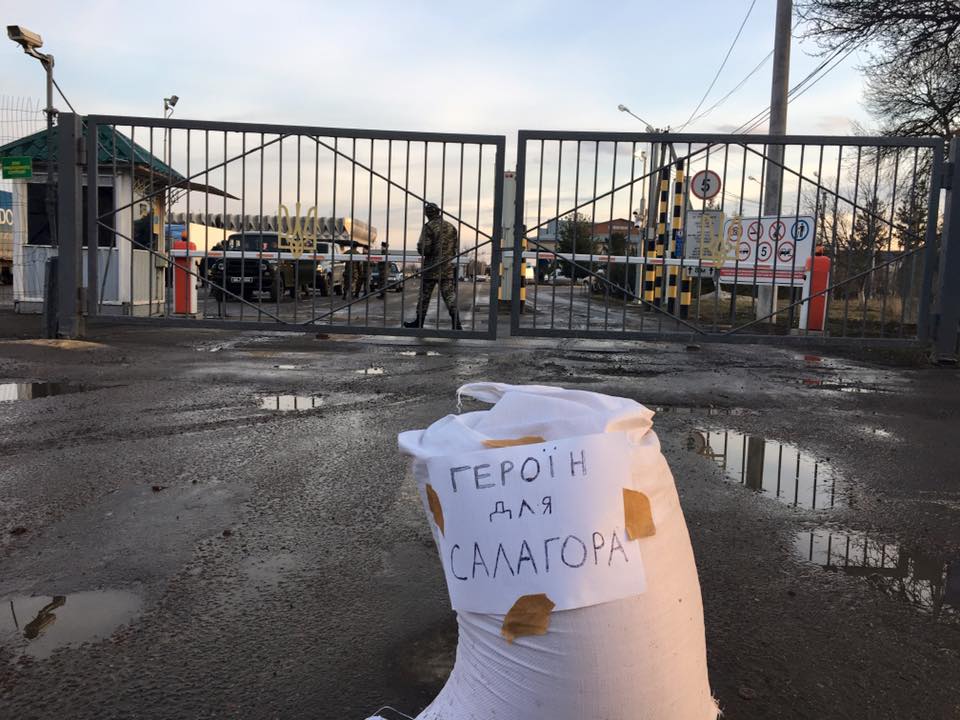 Мітингувальники, які на Буковині перекрили трасу на Румунію, вирішили ночувати біля кордону