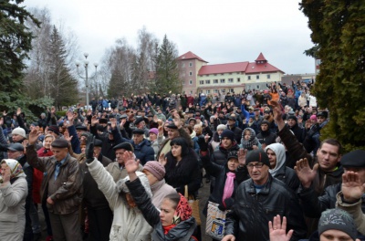 Жителі Атак не підтримують акцію з перекриттям і просять активістів, які вимагають повернення усіх служб з Кельменців у Хотин, розійтися (ВІДЕО)