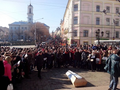 У Чернівцях студенти ходили по місту з труною, а в Хотині знову збираються перекривати дорогу на Київ