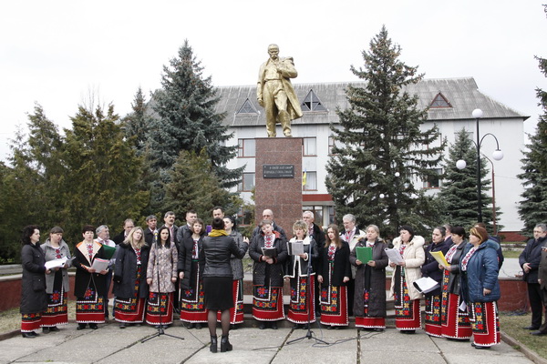 Біля пам’ятника Тараса Шевченка у Глибоці відбувся мітинг-реквієм