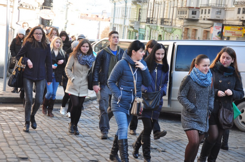 Студенти університету оприлюднили кумедне відео, де зображений їхній шлях на навчання 