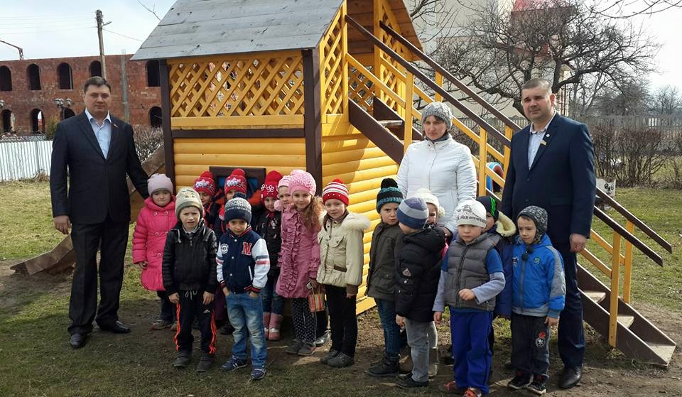 Глибоцькі «батьківщинівці» привітали з весняними святами колектив дитсадка в с. Багринівка
