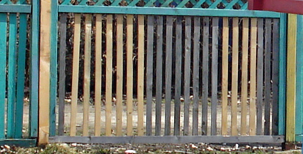 У Сторожинці новостворений дитячий майданчик понищили за півроку (фото)