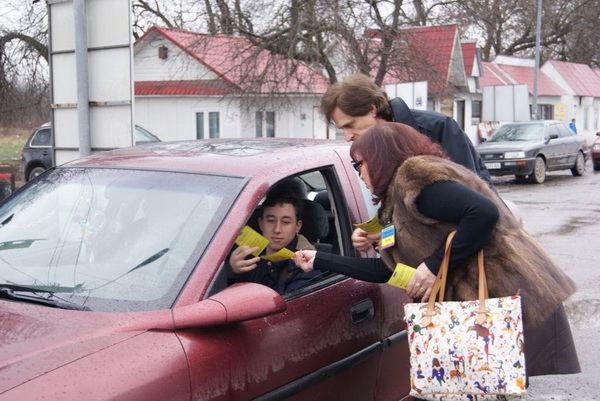 Чернівецькій прикордонники спільно з дуетом 'Скриня' на восьми мовах агітували проти корупції  