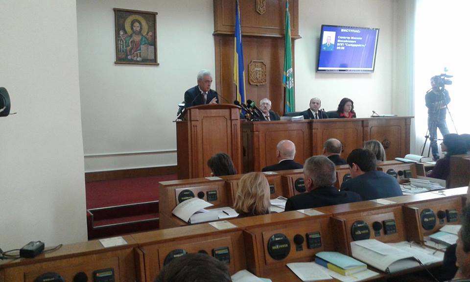 Першим питанням на сесії обласної ради, яке депутати так і не вирішили до перерви, стала проблема подвійного громадянства