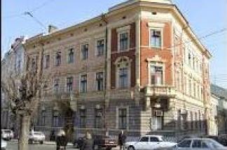 Один з керівників КМУ 'Міська стоматологічна поліклініка' укладав договори з ТзОВ з яким мав приватні інтереси