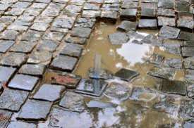 Службові особи Департаменту ЖКГ  вступили у змову з підрядником і заплатили  700 000 грн за невиконаний ремонт вулиці
 