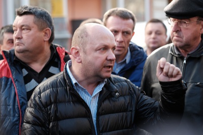 'Колеги з “Батьківщини”, “Самопомочі”, “Солідарності”, “Свободи”, “Народного контролю” - ставте підписи за представника партії, члени якої скуповували голоси виборців. Але всі мають чітко розуміти, що це за підписи', - Каспрук