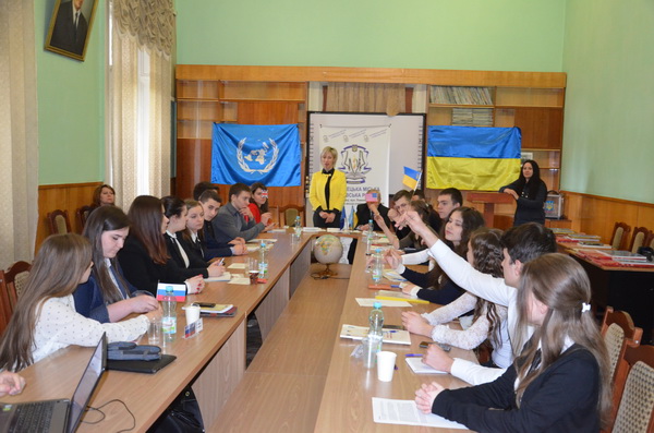 Чернівецькі школярі гралися в ООН
