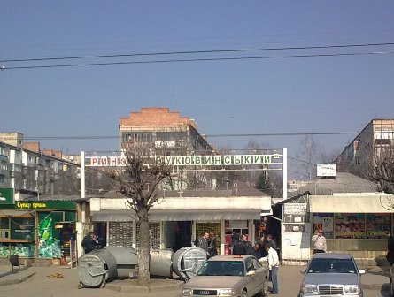 Підприємці скаржаться на власника ринку «Буковинський», який  витісняє їх для будівництва торгового центру (ОНОВЛЕНО)