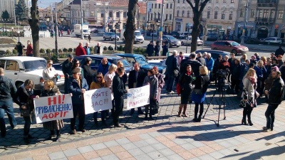 У Чернівцях під міськрадою - відразу три пікети, а в сесійній залі до депутатів звернувся керівник Чернівецької патрульної поліції (ОНОВЛЕНО о 13.10)