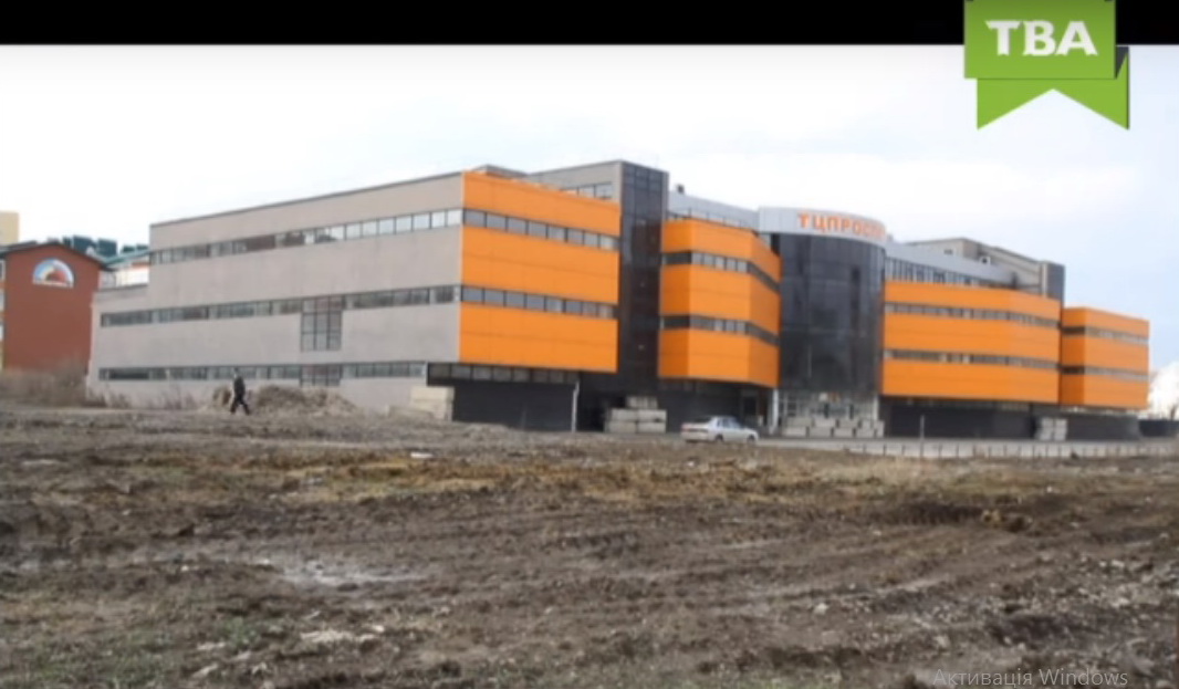 Махінації забудовника, який будує на проспекті Незалежності у Чернівцях, тягнуться роками (ВІДЕО)