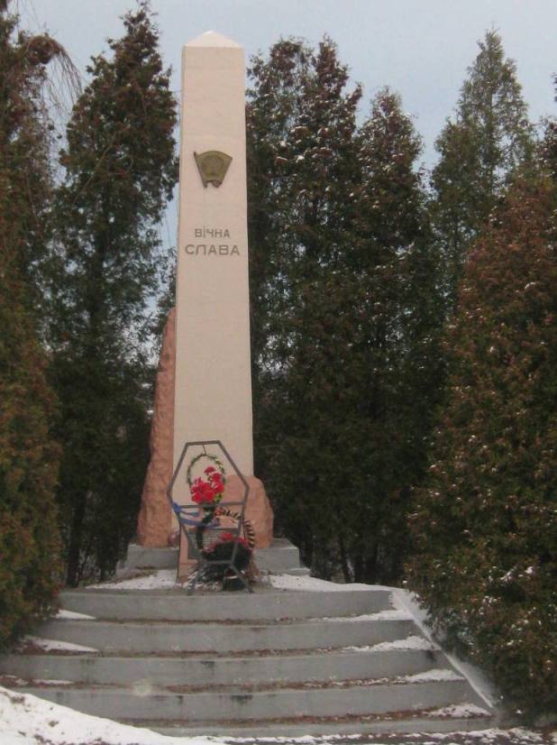 У Чернівцях комуністи і комсомольці провели  традиційний суботник на кладовищі, присвячений дню народження Леніна 