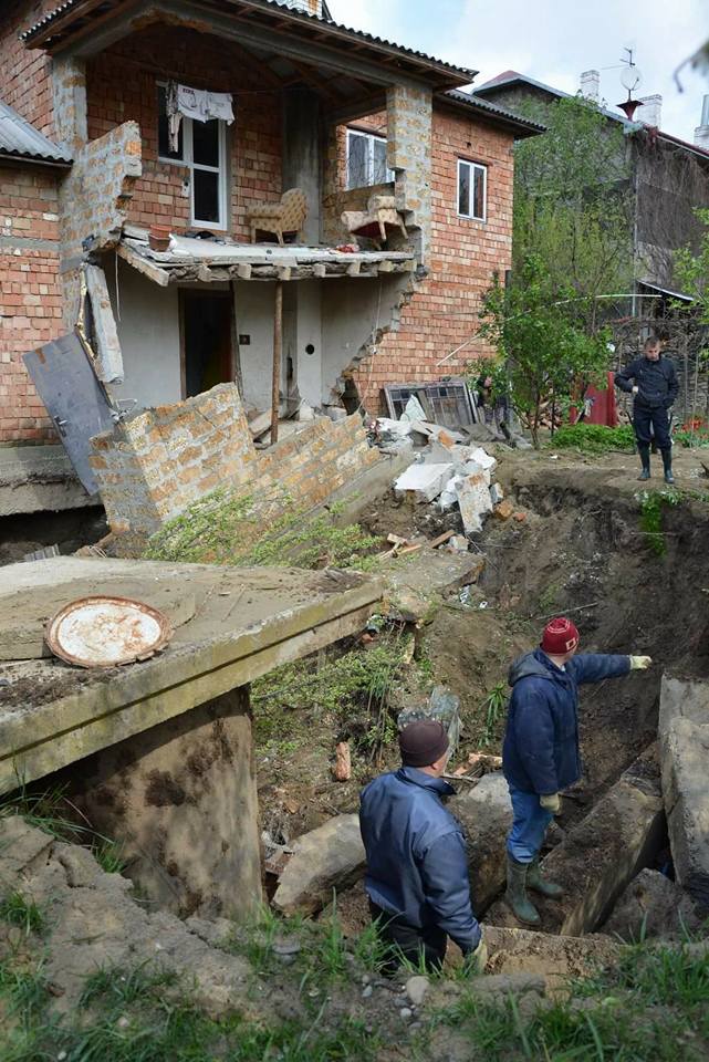 Через прорив водогону у Чернівцях обвалився будинок. Можливе обмеження водопостачання в місті (+коментар Каспрука)
