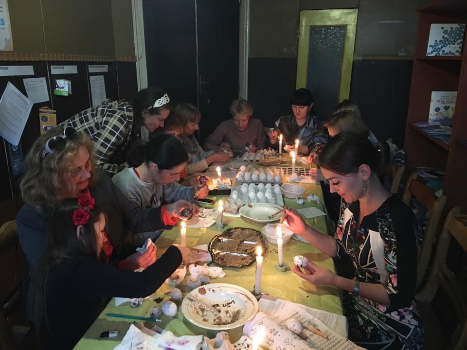 На Буковині «батьківщинівки» розписували писанки разом з дітьми переселенців