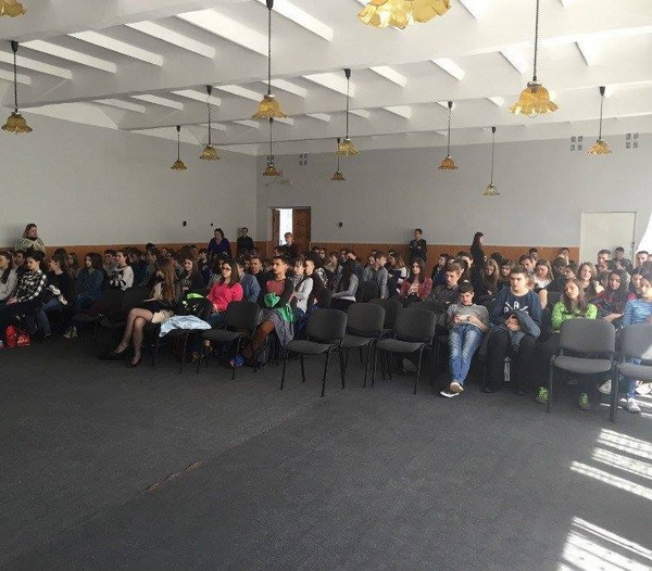 В Чернівецькій спеціалізованій школі І-ІІІ ступенів №6 провели лекцію на тему «Ні наркотикам»