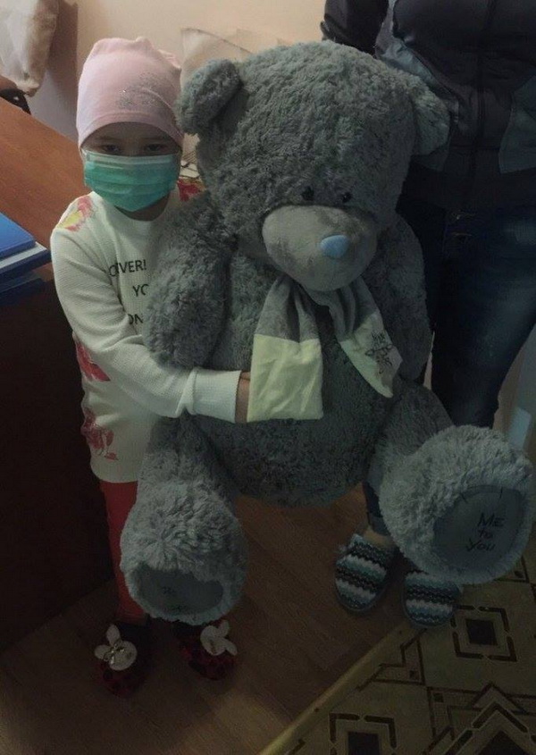Маленькі пацієнти гематологічного відділення дитячої клінічної лікарні отримали великих пухнастих ведмежат!