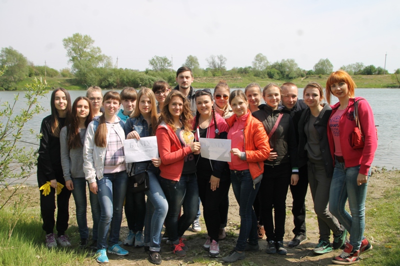 Буковинські рибалки зібрали тонни сміття з прибережної смуги Дністра, а майбутні медики - Прута