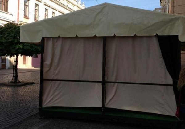 На Кобилянській у Чернівцях замість літніх майданчиків стильні 'сараї' та “військові намети” (фото)