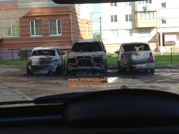 У Чернівцях підпалили три іномарки: помста чи нещасний випадок?