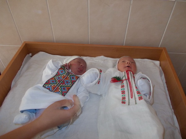 Новонародженим жителям Вижниччини подарували вишиванки