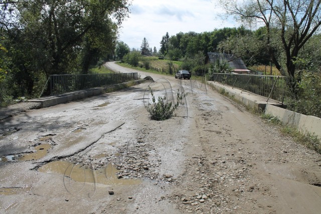 Вулиці в ямах, зате приватні подвір’я комунального керівництва — в австрійській бруківці 