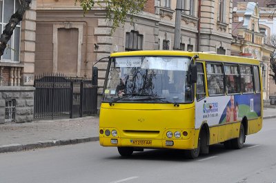 Чернівчанин відповів Наталії Фрунзе: 'Чому маю платити 4 грн за діряве відро з гайками?'