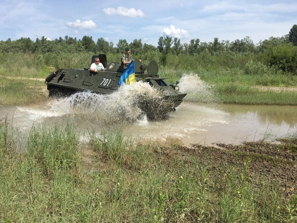 Депутат-«батьківщинівець» з Буковини разом з волонтерами відремонтував БТР для бійців АТО