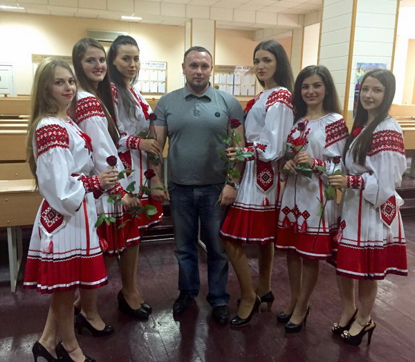 Місцевий «Авто-майдан» спільно із вокальним народним ансамблем «Марічка» подарували лікарям музичне свято до Дня медичного працівника