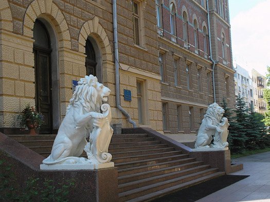 Під Чернівецькою ОДА працівник звинувачує чиновників у корупції 