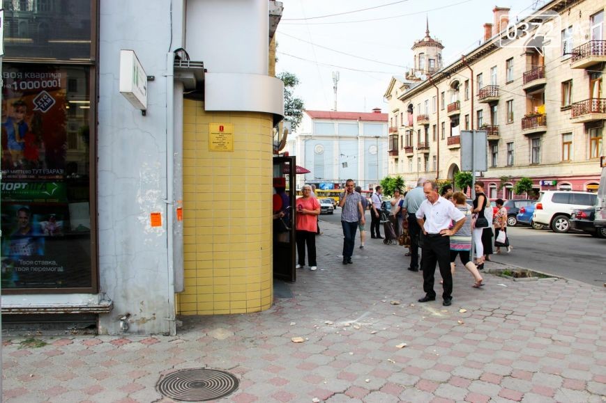У Чернівцях штукатурка мало не вбила перехожих (ФОТО)