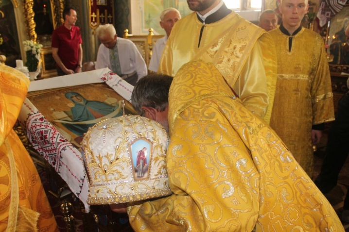 До храму Параскеви у Чернівцях повернули старовинну ікону, до якої молився ще митрополит Гакман