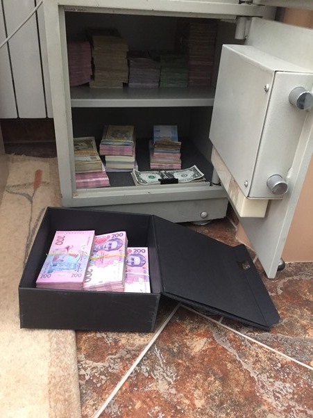 Налоговики в Черновицкой области разоблачили предпринимателей, уклонившихся от уплаты 3,5 млн грн налогов. ФОТОрепортаж