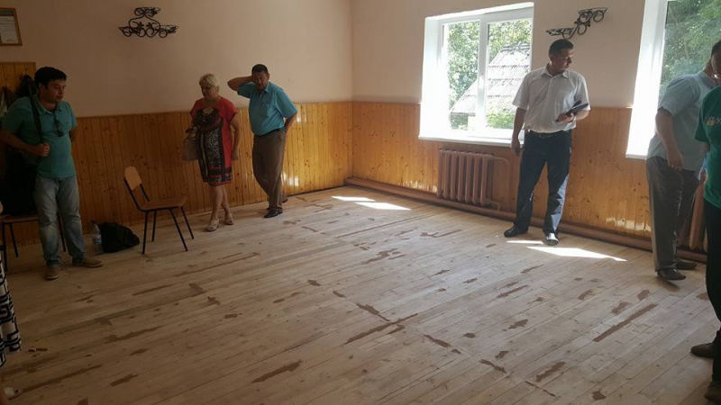 У Чернівцях підрядник за 133 тисячі перестелив підлогу в школі гнилими дошками