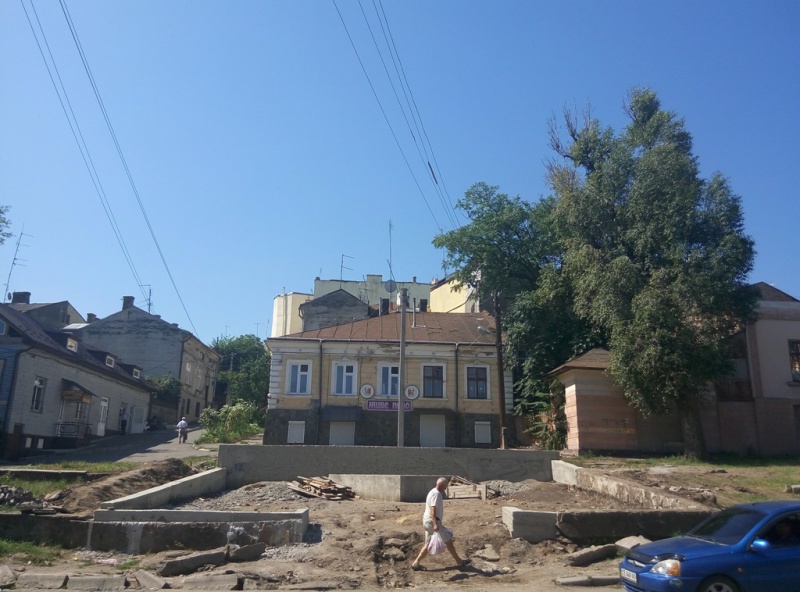 На вулиці Сагайдачного у Чернівцях почали будувати меморіальний комплекс в’язням чернівецького єврейського гетто