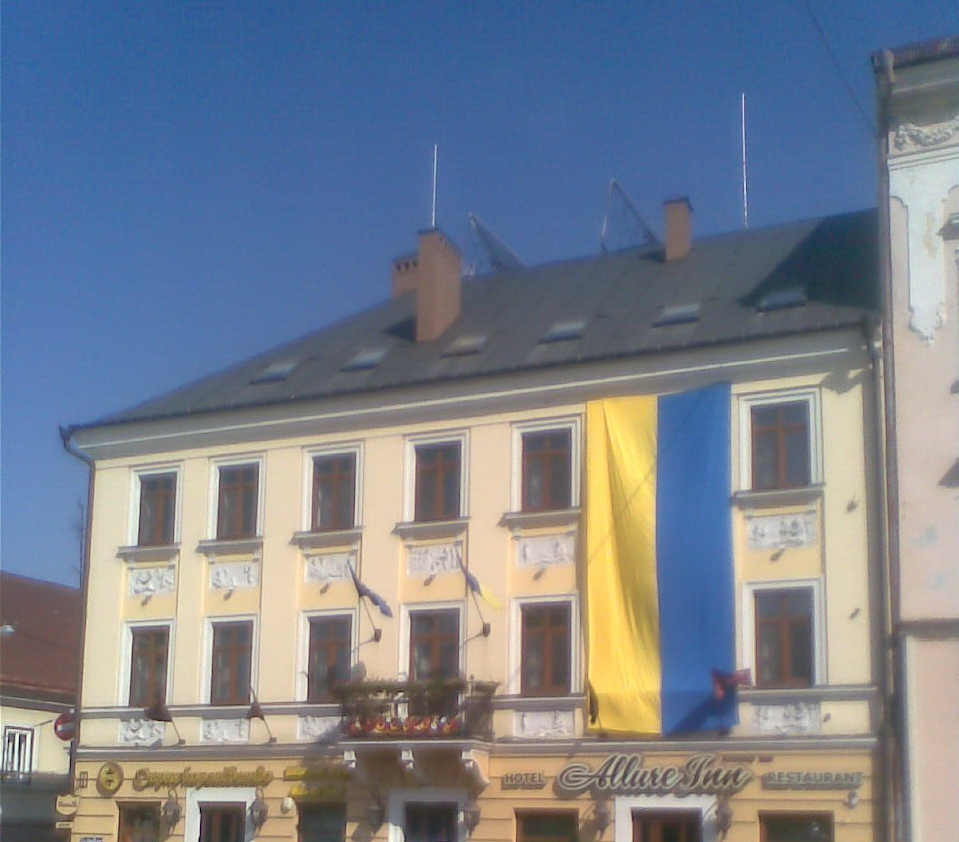 Фасад чернівецького готелю  прикрасили багатометровим державним прапором, а в селі Біла встановили велетенський дерев’яний тризуб