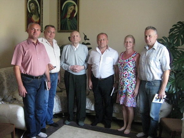 Чернівецькі 'майданівці' провідали автора книги про Норильське повстання Євгена Грицяка - живу легенду визвольного руху ХХ ст. 