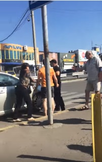 У Чернівцях перехожі заступилися за поліцейських, на яких накинулася розлючена буковинка