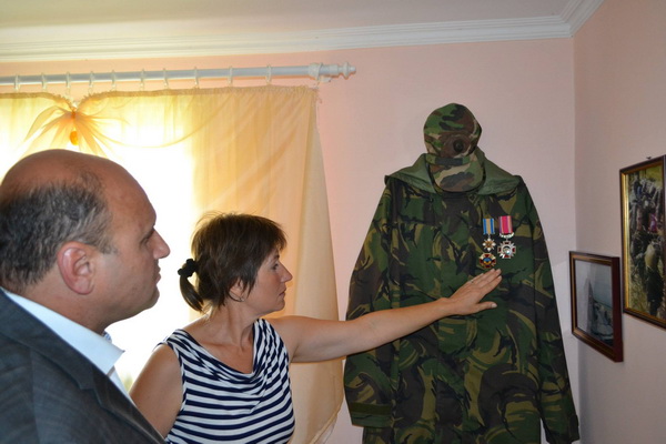 Голова Чернівецької обласної ради відвідав Сторожинеччину, щоб особисто привітати з днем народження маму десантника-буковинця, який загинув під час захисту Луганського аеропорту
