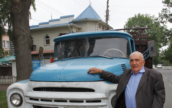 Міцно тримає кермо вантажівки ветеран у свої вісімдесят років