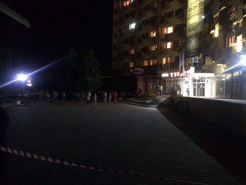 Уночі у Чернівцях 'замінували' два готелі (ФОТО)