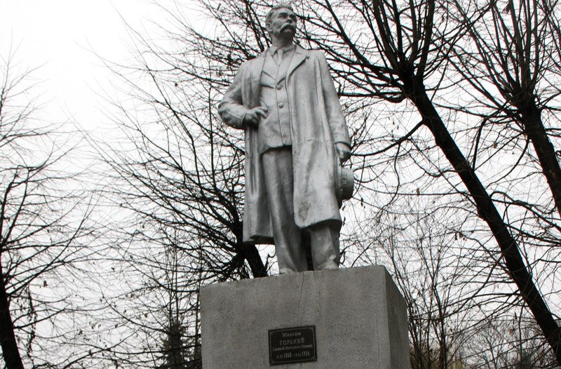 У Чернівцях демонтують пам'ятник Горькому, але залишать вулицю його імені