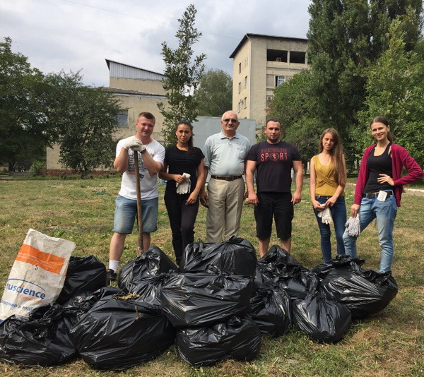 «Авто-майдан» дотримав слова і прибрав прилеглу територію Чернівецької обласної дитячої клінічної лікарні