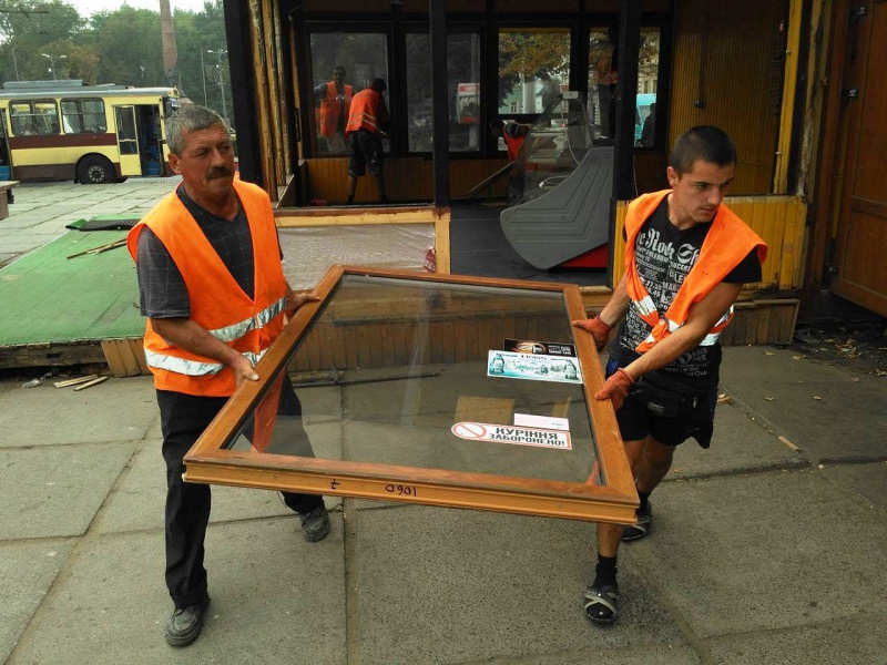 На Соборній площі Чернівців демонтують останній дерев’яний МАФ, ще один знесуть на Степана Бандери (ФОТО)