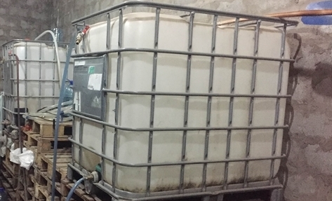 На Буковині  викрили підпільну гуральню, де вилучили 300 літрів алкогольного фальсифікату, а також  обладнання для його виготовлення