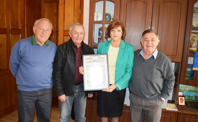 Науковець Колумбійського університету (Нью-Йорк) подарував рідній Новоселиці раритетну фотокопію