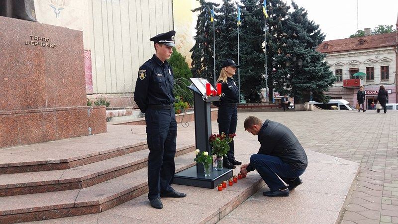 'Це могло статись із кожним з нас', - чернівецькі патрульні в жалобі за загиблими колегами