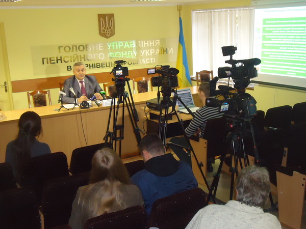 На Буковині анонсували запровадження модернізованих пенсійних посвідчень, які одночасно будуть платіжними банківськими картками