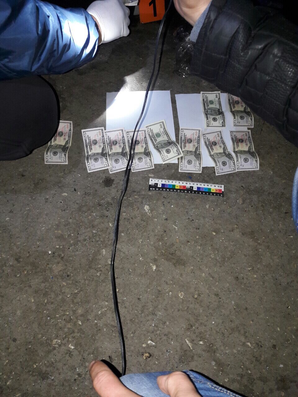 На Буковині затримали митника на хабарі